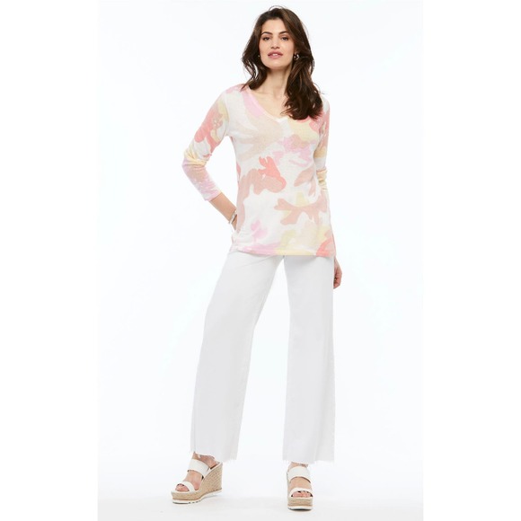 Women's Pink Camo V-Neck Sweater Size L Casual Comfy Soft Lightweight ORLY NWT - Picture 2 of 3